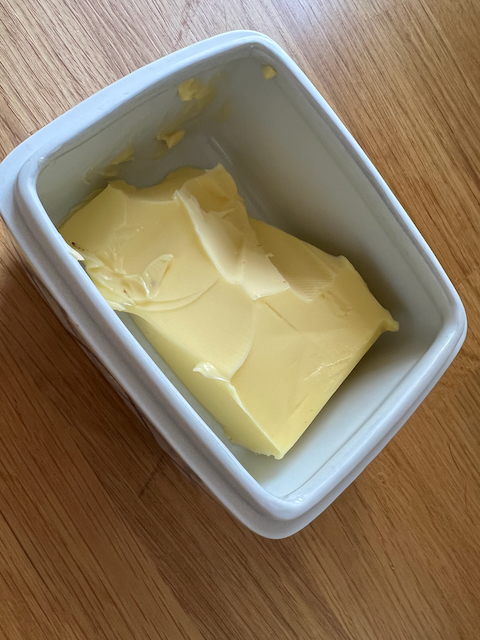 Smør - ikke kærgården eller andre blandingsprodukter - men rigtigt smør lavet af mælk uden indblanding af olier